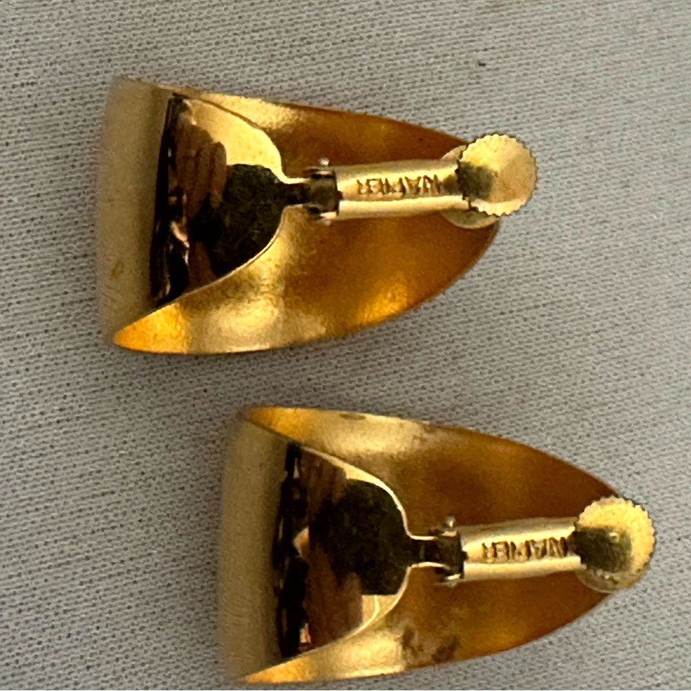Vintage Napier gold tone wide hoop clip earrings - Picture 2 of 4